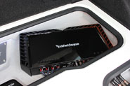 採用されているユニットは、パワーアンプがロックフォード・T600-4とT1500-1bdCP、サブウーファーも同・T2D412。プロセッサーはオーディソン・bit one、サブバッテリーはオーリックス。サブバッテリーの横にはヒューズブロックを一括配置して、電源系のメンテナンス性が高められている。#1