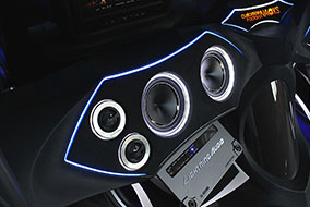 外向きスピーカーに使用しているのは、ライトニング オーディオの13cmセパレート2ウェイ、LA152S×2セット。バッフル面はサンドブラストをかけたアクリルと、ブラックで塗ったアクリルを重ね合わせて作ってある。アクリルのエッジ部分だけを光らせようという作戦。4chモデル1台でセパレートスピーカーを鳴らし、1chアンプ1台でサブウーファー×2発を鳴らしている。アンプの下には12インチサブウーファーをインストール。#1