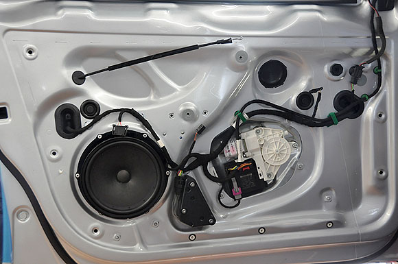 不定期・気分次第連載::ゆるゆるMycar-lifeデモカー製作記 #3: <span>開けてビックリなクルマ</span><br />