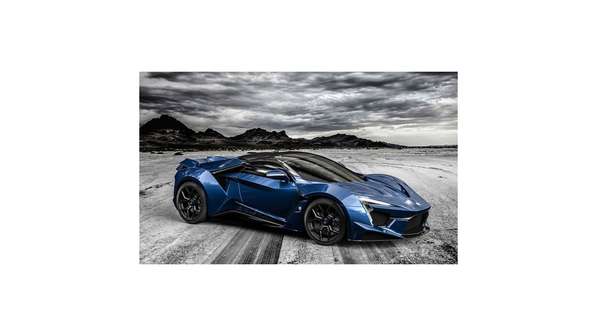 ドバイモーターショー15】新型スーパーカー、「フェニア」初公開…900