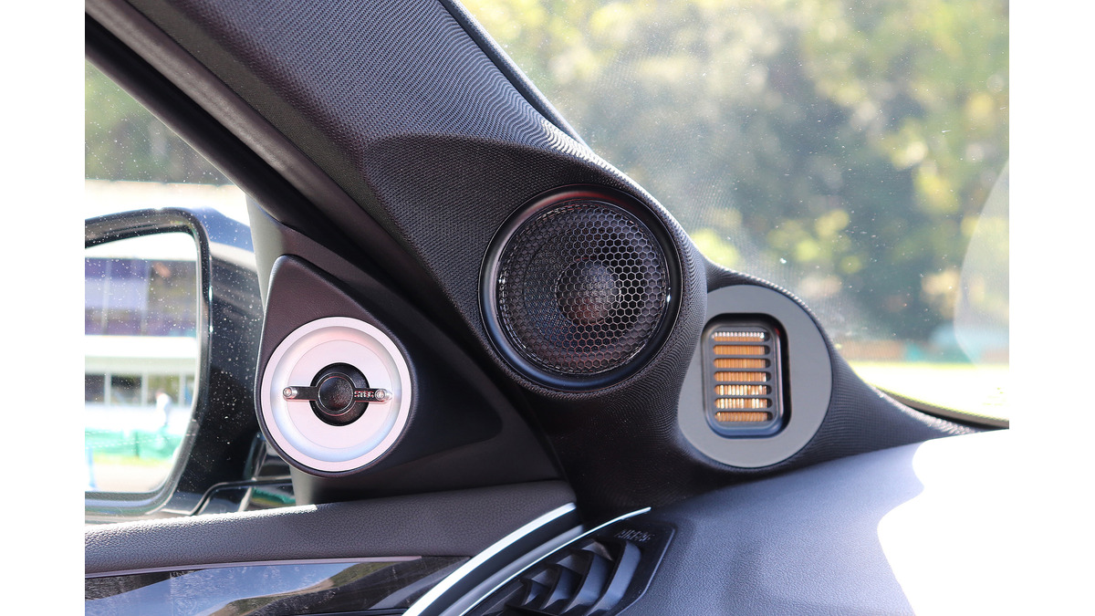 フロント5ウェイ＋サブウーファー」という高難度なシステムを実行する