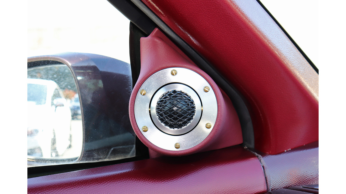 ドアミラー裏」なら音場を広げられる!? サウンドユニットの