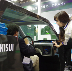 フロントガラス全面に情報表示を可能とした積水化学の展示(オートモーティブワールド2017)
