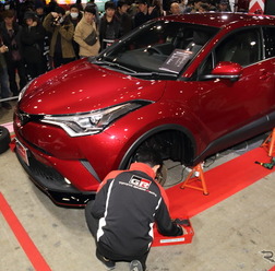 TOYOTA GAZOO Racingブースでカスタムパーツ交換を実演