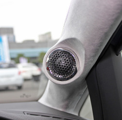 ハイエンドシステムにおいては、スピーカーの1つ1つを個別にコントロールする。