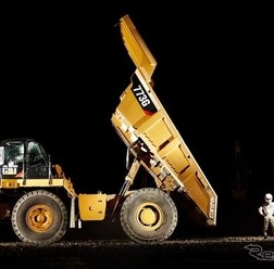 自動車ジャーナリストが世界一遅いスーパーカー Cat773Gオフハイウェイトラックを運転