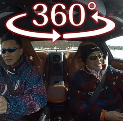 氷上でGT-Rをドライブする桂伸一氏(左)と加藤博義氏(右)
