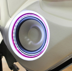 写真は、フィニッシュの素材として、「スエード」が使われた例。製作：カスタマイズファクトリーナックス（埼玉県）。