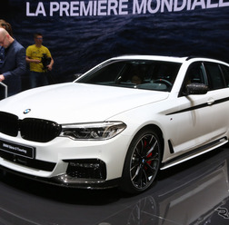 BMW 5シリーズ ツーリング 新型のMパフォーマンスパーツ装着車(ジュネーブモーターショー2017)