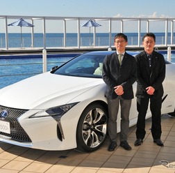 レクサス LCとレクサスインターナショナル製品企画担当の落畑学主幹(左)、車両実験部の伊藤俊則主幹(右)