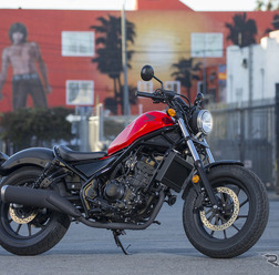 単気筒エンジンを搭載するホンダ・レブル300。日本ではレブル250が発売予定。