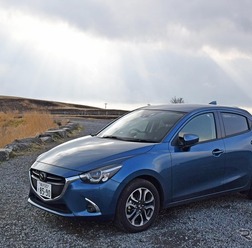 マツダ デミオ XDツーリングのMTで3400kmを走った。写真は外輪山の阿蘇スカイラインにて。