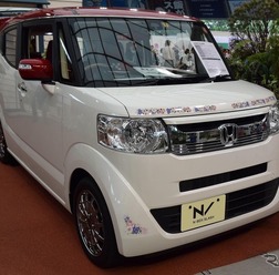 ホンダブースに展示された、バラ模様のデカールが貼られたN-BOXスラッシュ（第19回国際バラとガーデニングショウ）