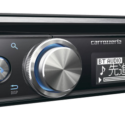 カロッツェリアのDEH-7100(税抜価格:2万3000円)。当機には『サブウーファー出力』が搭載されている。