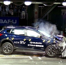 轟音と共に新型XVが時速64km/hでオフセット衝突した瞬間