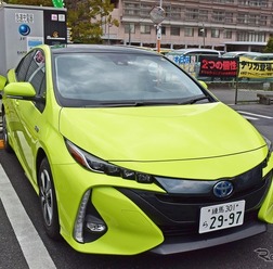 トヨタ プリウスPHV 新型で650kmを走行し、エネルギー効率を検証。写真は神奈川・相模原の三菱自動車ディーラーにて最後の急速充電をおこなっているところ。