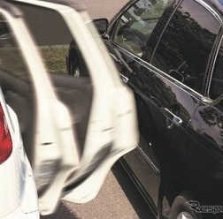 強風にあおられ隣の車にダメージが