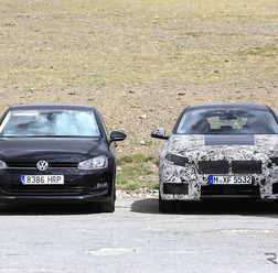 BMW 1シリーズ 次期型 スクープ写真。左は比較車種のVWゴルフ