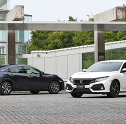 ホンダ シビック セダン(左)とシビック ハッチバック(右)