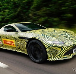 アストンマーティン ヴァンテージ 新型と思われるスパイショット。そのデザインはボンドカー「DB10」の流れを汲む