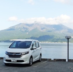 ホンダ フリード ハイブリッド G ホンダセンシング。桜島をバックに記念撮影。