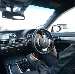 写真はレクサスの自動運転実験車による首都高でのデモ走行(2015年)