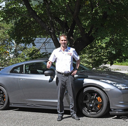 ミハエル・クルム選手と日産 GT-R NISMOパーツ装着車