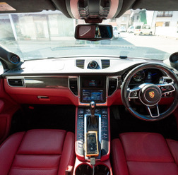 アンティフォン・デモカー、「PORSCHE Macan」。