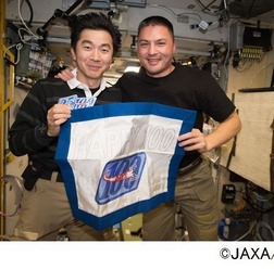 ISS滞在100日目を祝う油井宇宙飛行士とチェル・リングリン宇宙飛行士