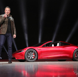 テスラ・ロードスター新型を発表するイーロン・マスク。