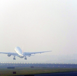 成田空港を離陸するJAL機（ボーイング777）