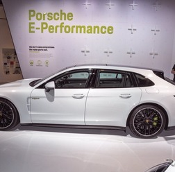 パナメーラ ターボS・Eハイブリッド スポーツツーリスモ(ロサンゼルスモーターショー2017)