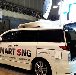 日産『エルグランド』ベースのVSAT(Very Small Aperture Terminal)衛星通信システム搭載中継車