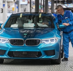 BMW M5 新型の量産第一号車がラインオフ