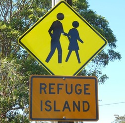 オーストラリアの道路に見つけた「REFUGE ISLAND(避難島)」の標識。車両優先だが歩行者が横断することができる。歩行者側にも安全意識と緊張感がなければ歩行者事故はなくならない