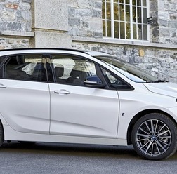 BMW2シリーズ アクティブ ツアラーのPHV「225xe」改良新型