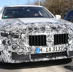 BMW M760i xDrive スクープ写真