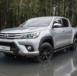 トヨタ・ハイラックス新型のインヴィンシブル50ブラックエディション