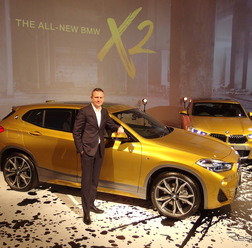 BMW X2とビー・エム・ダブリューのペーター・クロンシュナーブル代表取締役社長