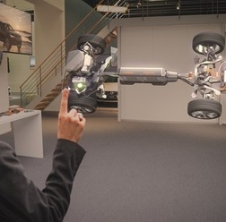マイクロソフトのメガネ型ホログラムコンピュータ、「HoloLens」を使ったボルボカーズのデモンストレーション