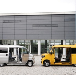 ホンダ N-VAN(右)とアクティバン(左)