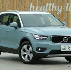 ボルボ XC40 T4 MOMENTUM
