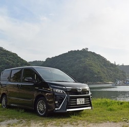 ヴォクシーハイブリッドZS。島根・温泉津の入り江にて。
