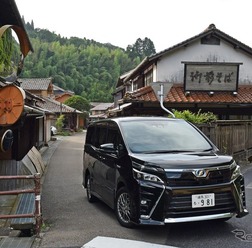 ヴォクシーハイブリッドZSは3ナンバーだが、ベースが5ナンバーなので石見の旧市街のような細い道も楽々。