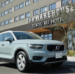 ボルボ XC40 T4 AWD MOMENTUM