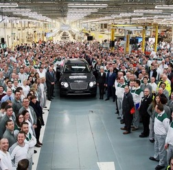 ベントレーが英国クルーの本社工場において、新型SUVベンテイガの生産を開始