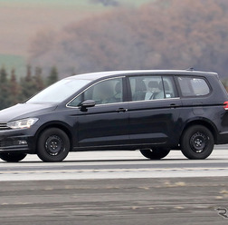 VWの新型ミニバン開発車両(スクープ写真)