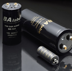 キャパシターの例(BAラボ)。BAラボのキャパシターは、瞬間的な電源電圧の降下に対して有効だという定評があり、人気が高い。