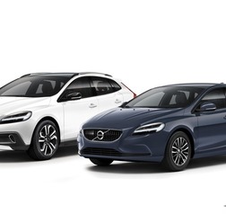 V40クロスカントリーT5 AWDクラシックエディション（左）とV40 T3 タックエディション（右）