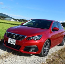 プジョー308 アリュール BlueHDi。アリュールはフランス語の俗語で「個性」のようなニュアンスがある。また、古フランス語では魅惑するというニュアンスもあった。そういう意味が込められているのだろう。
